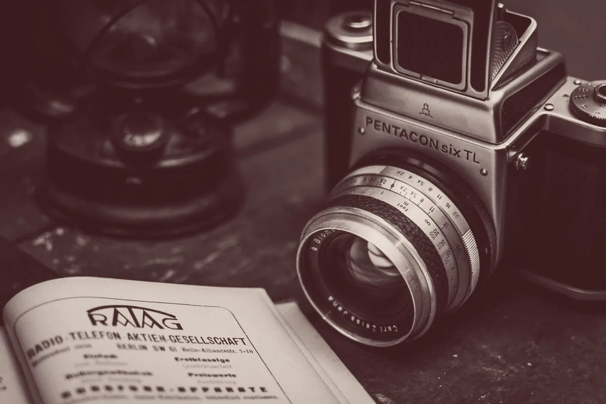 Vintage-Kamera mit Objektiv – Craft der Content-Produktion