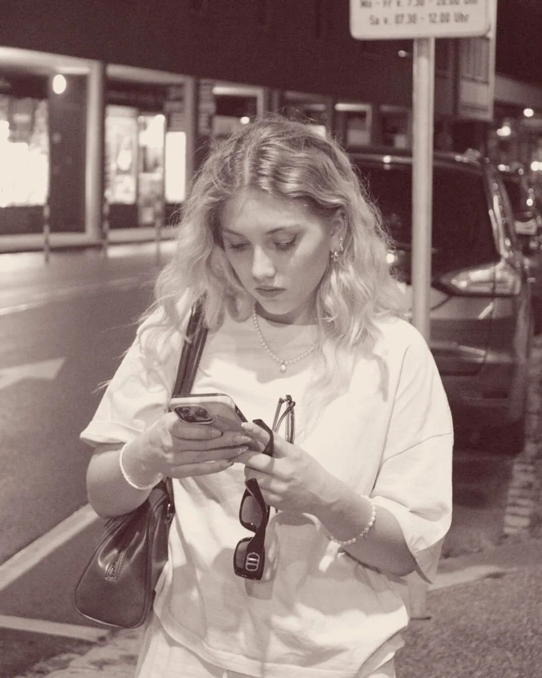 Iona Köstner unterwegs am Smartphone – laufende Betreuung der Kanäle